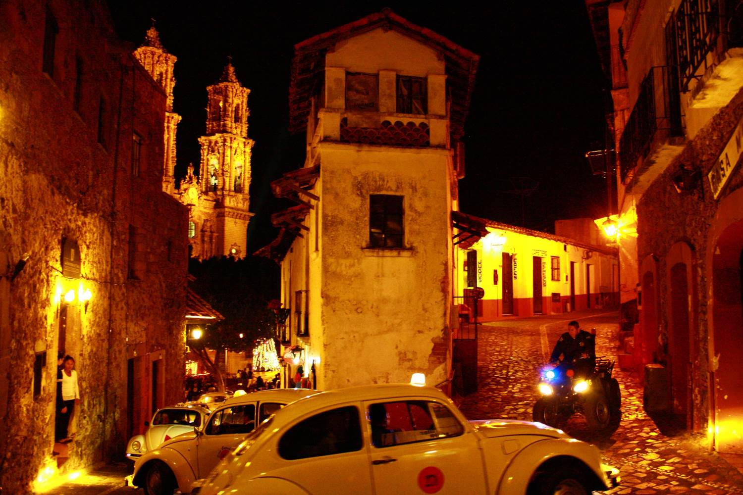 Taxco´s beetle taxi rushing through its tiny streets